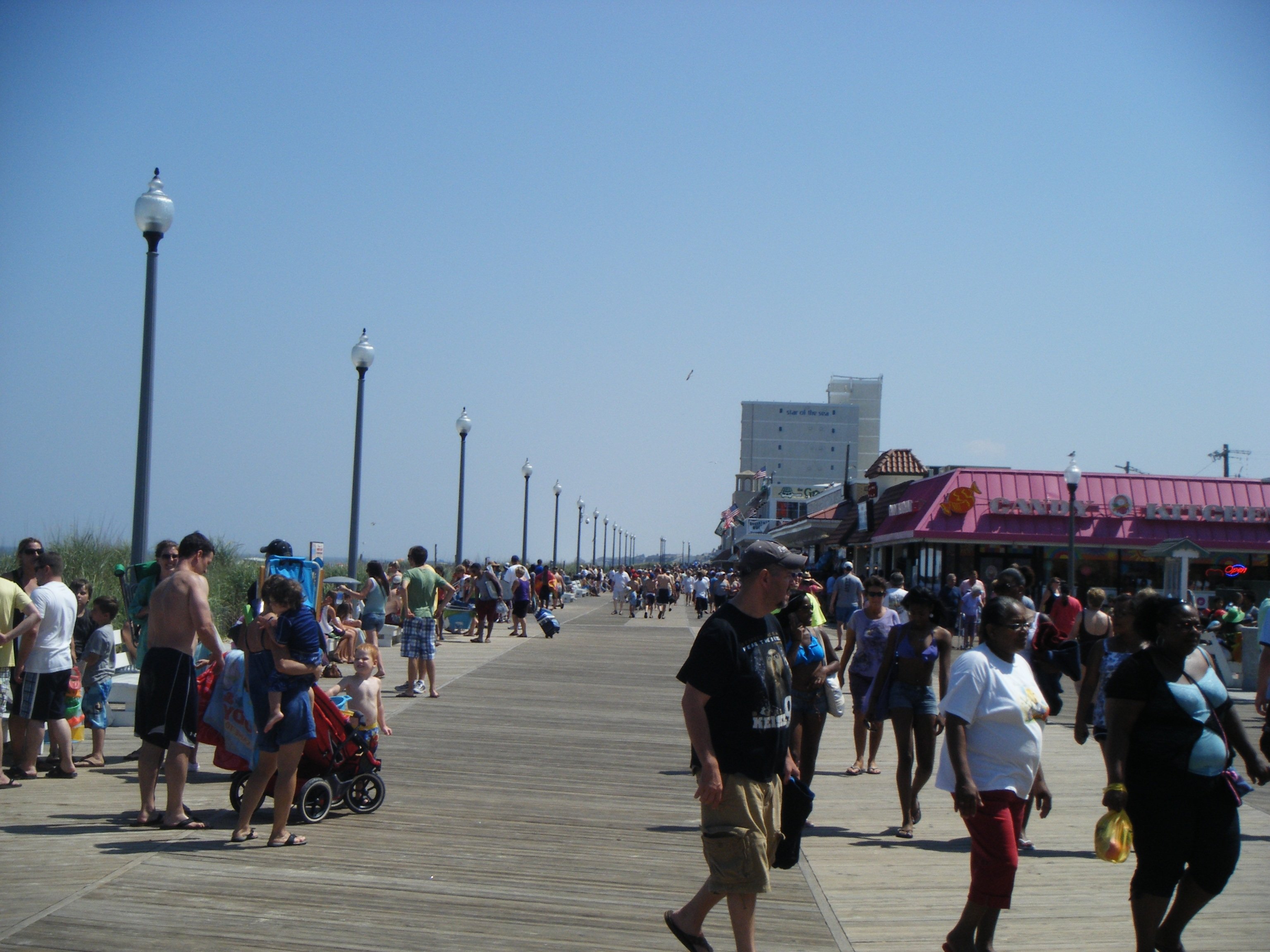 Rehoboth_Beach_boardwalk_at_Rehoboth_Avenue_looking_south